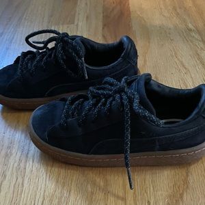 GUC PUMA Black Suede Sneakers 10C